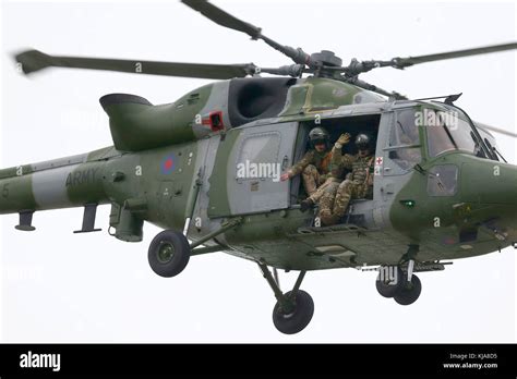 Personal Del Ejército Británico Mirar Fuera De Un Helicóptero Lynx