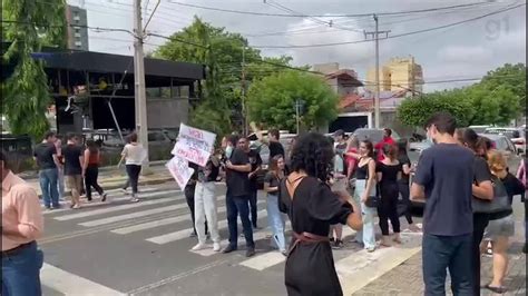 Vídeo Estudantes protestam em frente ao prédio do Ministério Público