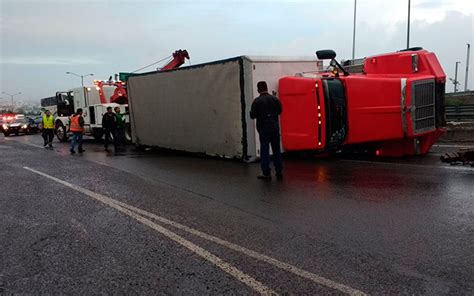 Caos vial por volcadura en la México Querétaro Diario de Querétaro