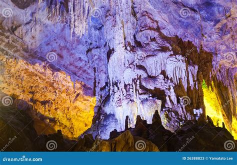 Cavernas De Shasta Del Lago Imagen De Archivo Imagen De Recorrido