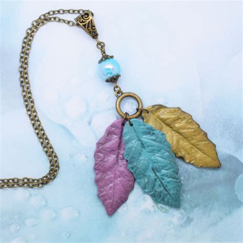 bijou collier sautoir feuilles colorées Collier par grain de delice