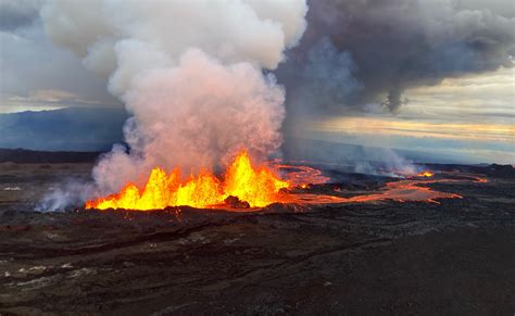 Hawaiis Mauna Loa Volcanic Eruption Sparing Homes For Now