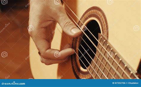 Manos Del Guitarrista Que Tocan Una Guitarra Foto De Archivo Imagen