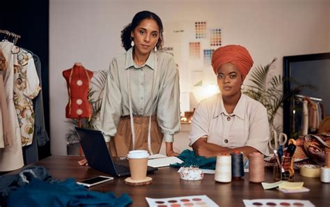 Moda y diseño de retratos con un equipo de costureras trabajando en la