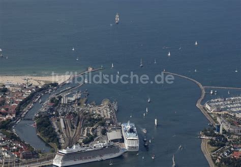 Rostock aus der Vogelperspektive Kreuzfahrtschiffe in Warnemünde