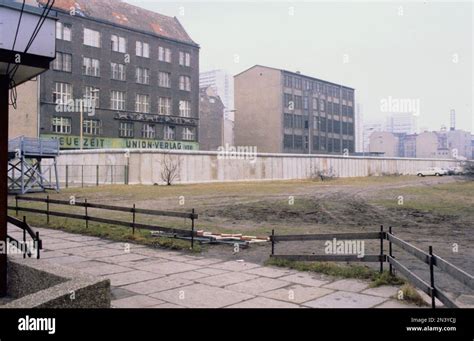 Die Berliner Mauer Eine Bewachte Betonbarriere Die Westberlin Von