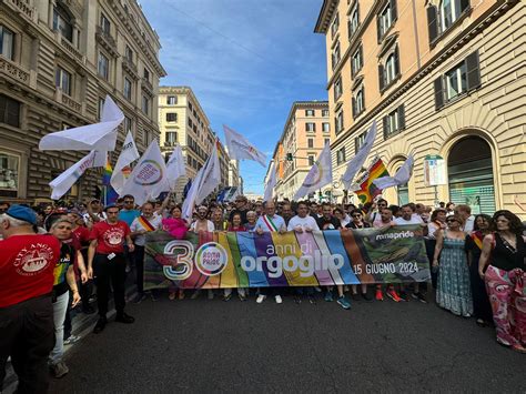 Roma Pride Migliaia Di Persone In Una Marea Arcobaleno Il