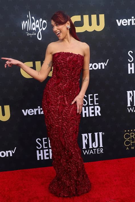 Critics Choice Awards 2024 Los Mejores Looks De Las Estrellas En La Alfombra Roja Infobae