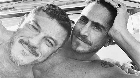 Luke Evans Y Su Novio Muestran La Manera Más Romántica De Pasar La Cuarentena E News