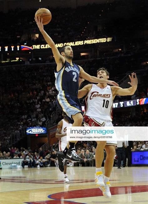 Juan Carlos Navarro Memphis Grizzlies Li Im Zweikampf