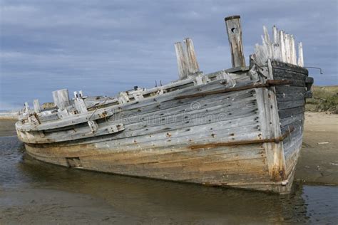 Navio De Madeira Velho Encalhado Em Um Sandy Beach Imagem De Stock