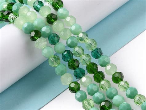 Créez des bijoux avec 50 perles rondes facettées dans les tons verts