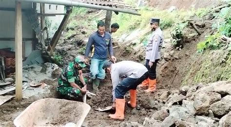 Tanah Longsor Menimpa Rumah Warga Babinsa Kodim Ponorogo Lakukan