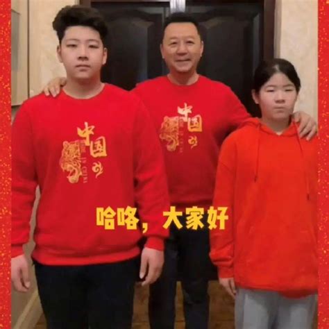 郭涛携儿女豪宅内庆新年！石头高大壮实超过爸，一家三口如复制郭懿爸爸身高