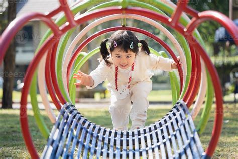 jolie fille asiatique joue dans la cour ou l aire de jeux de l école ou