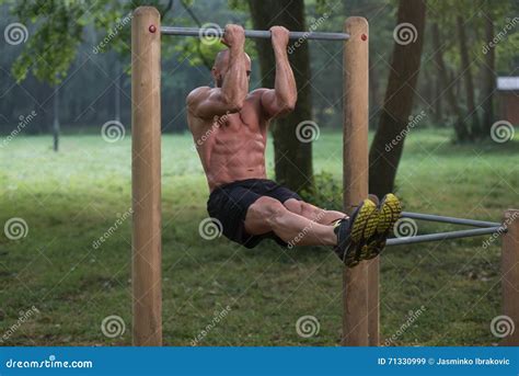 Chin Ups Workout In Park Imagen De Archivo Imagen De Afuera