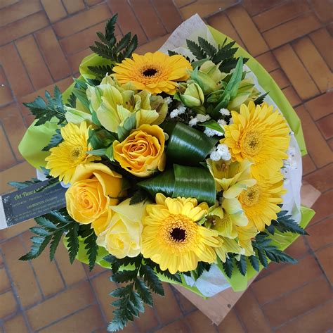 Bouquet Bulle Dans Les Tons Jaune Fleur De Saison Art Fleurs Et Jardins