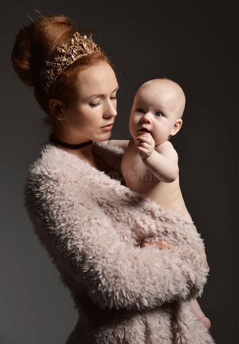 Giovane Condizione E Tenuta Della Donna Della Madre Nude La Sua Neonata Infantile Adorabile Del