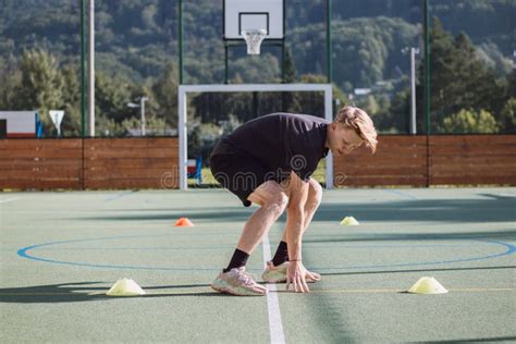 Un Jugador De Hockey Activo Se Prepara Para La Temporada Al Aire Libre