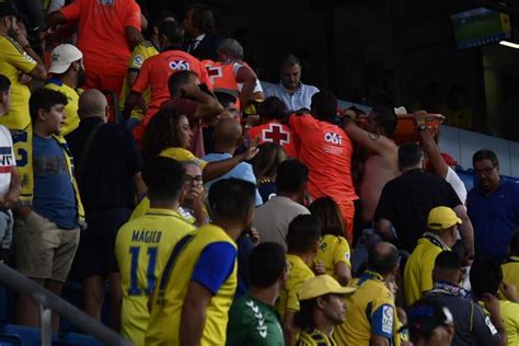 Barcelona Vs C Diz Aficionado Sufre Paro Card Aco En La Tribuna