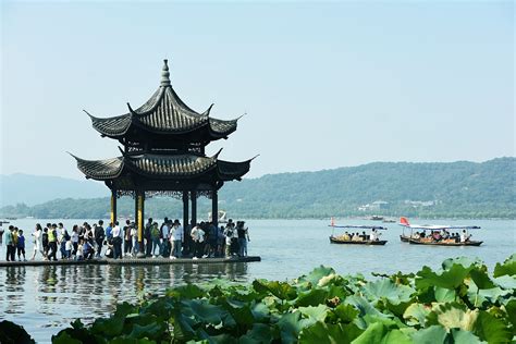 国庆长假第二天 杭州西湖迎来旅游高峰