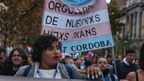 Los Colectivos Trans Se Manifiestan Con El Apoyo De Podemos En Contra De Los Recortes Del Psoe A