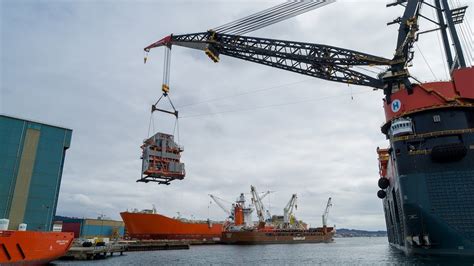 World S Largest Crane Heavy Lift Vessel Sleipnir Picking Up The 600