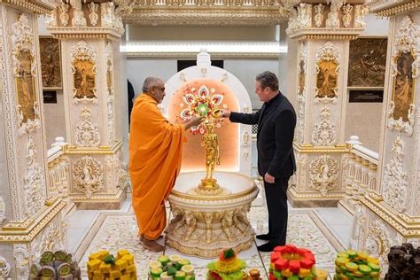 Starmer visits Neasden Temple to celebrate Diwali - GG2