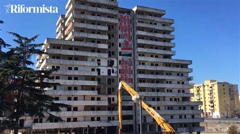 Inizia La Demolizione Della Vela Verde Di Scampia Simbolo Di Gomorra