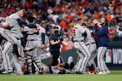 Bravos Se Proclaman Campeones De La Serie Mundial De B Isbol Al Vencer