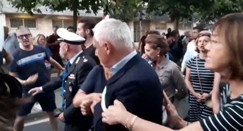 Strage Di Viareggio Il Corteo Del Ricordo Dura Contestazione Al Sindaco