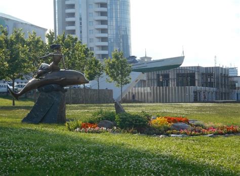Скульптура «Девушка на дельфине» в Новороссийске (Россия) с фото и отзывами