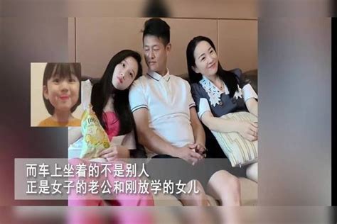 妈妈骑电动车接儿子放学，路口偶遇爸爸接女儿，对比明显网友笑喷对比女儿儿子