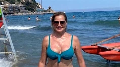 Simona Ventura Bikini Super A Anni A Parte La Pancetta Faccio Ancora La Mia Porca Figura