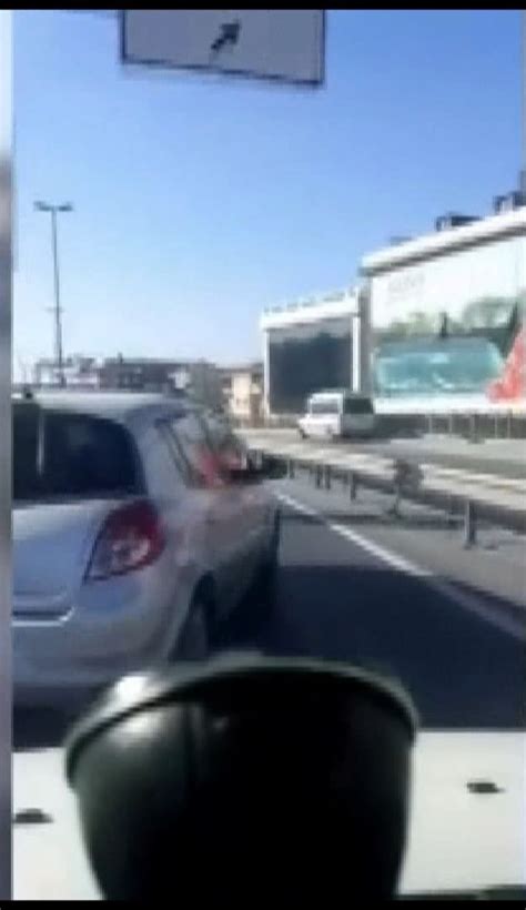 İstanbul da iki otomobilin çarpıştığı kaza kamerada