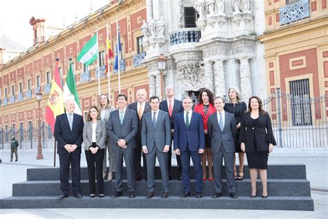 El Nuevo Gobierno Andaluz Elige La Fachada De San Telmo Para Su Primera