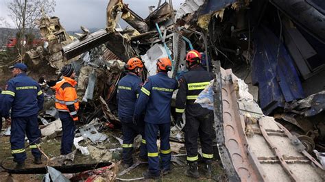 Tragedia en Grecia 36 muertos en el peor choque de trenes en 10 años