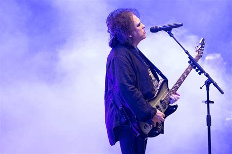 Robert Smith Sings Plainsong” To His Wife During The Cure Concert Watch