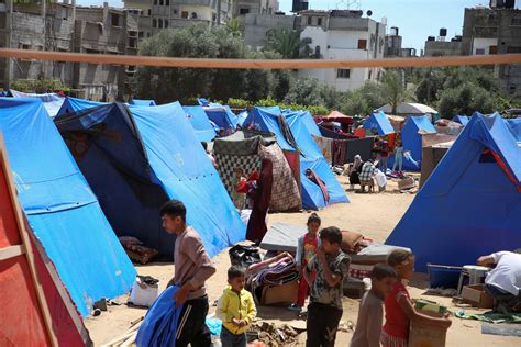 In Pictures Gazans Flee Rafah As Israel Strikes City After Evacuation