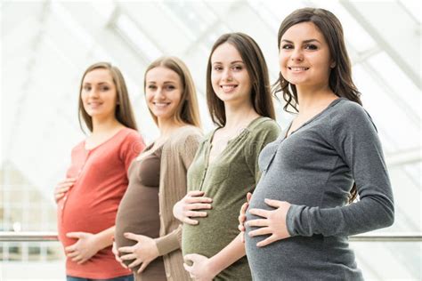 Schwangere Frauen Stockfoto Bild Von Obacht Glücklich 49513894