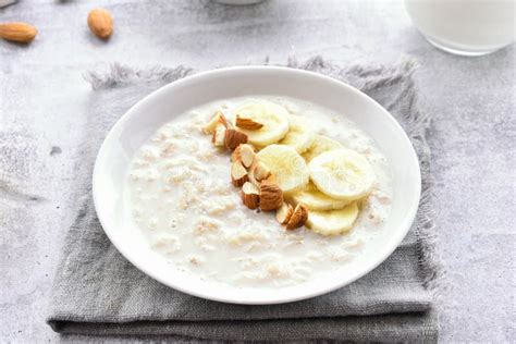 Papa De Aveia Da Farinha De Aveia Fatias E Porcas Da Banana Foto De