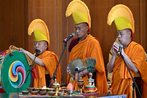 Tibetan Monks of the Deprung Loesling Institute Return to SU - SBJ