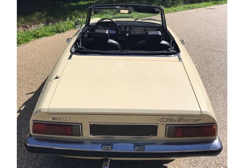 Location Alfa Romeo Spider coda tronca 1970 Blanc cassé 1970 Blanc