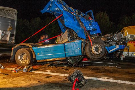 LKW Fahrer in Lebensgefahr Aufräumarbeiten an A2 Unfallstelle dauerten