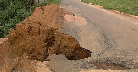 G1 Cabeceira de ponte cede após chuvas e interdita avenida em Goiás