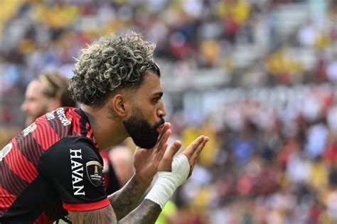 Gabigol pede benção de Zico pela camisa 10 do Flamengo e revela ídolo