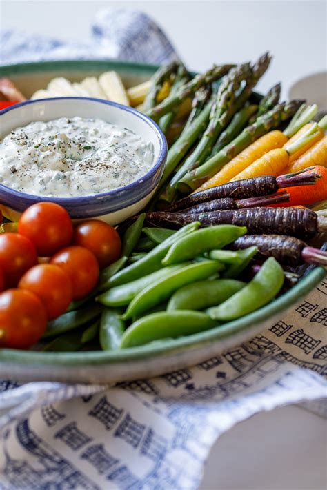 Crudité platter with easy sour cream dip - Simply Delicious