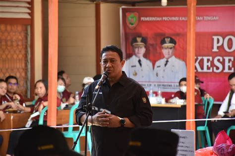 Tinjau Pasar Penyeimbang Di Bartim Wagub Serahkan Simbolis Bantuan