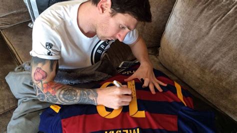 Lionel Messi manda camisa do Barcelona autografada para Ronaldinho Gaúcho