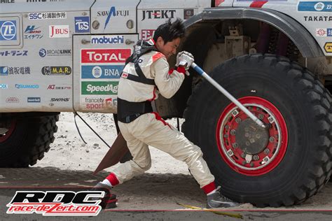 Tire Change Just A Normal Day In Dakar Race Dezert